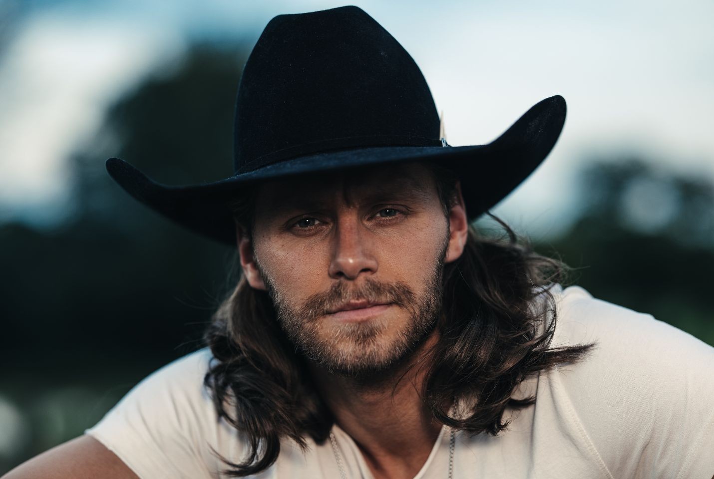 Warren Zeiders wearing a white tshirt and black cowboy hat\